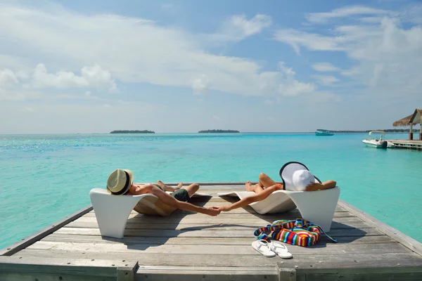 Glada unga par ha kul på stranden — Stockfoto