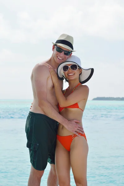 Gelukkig jong paar veel plezier op het strand — Stockfoto