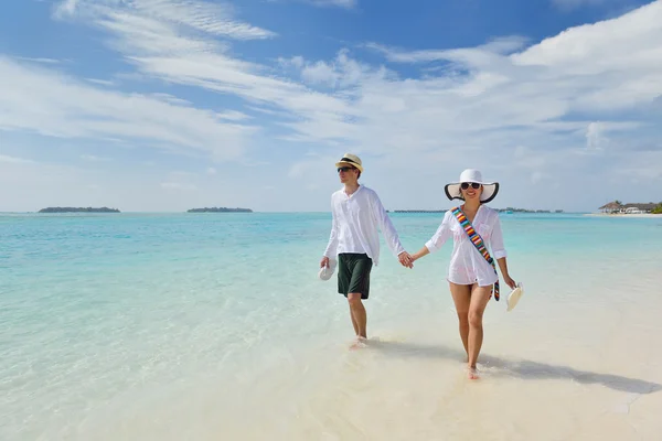 Heureux jeune couple avoir du plaisir sur la plage — Photo