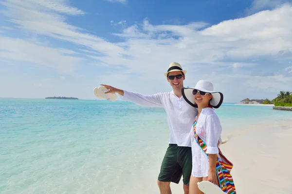 Heureux jeune couple avoir du plaisir sur la plage — Photo