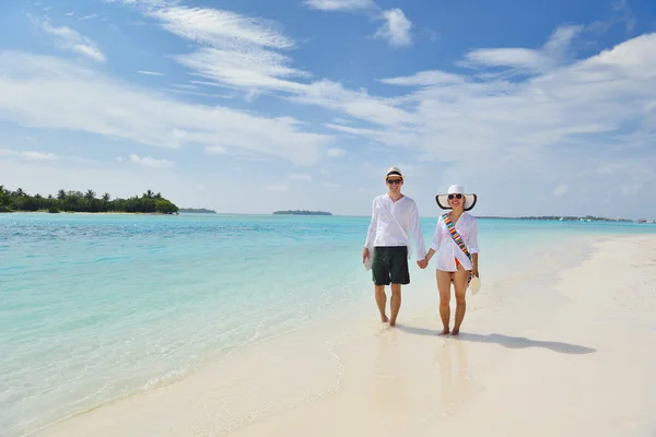 Glada unga par ha kul på stranden — Stockfoto