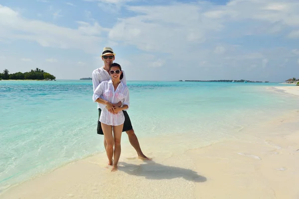 Feliz jovem casal se divertir na praia — Fotografia de Stock