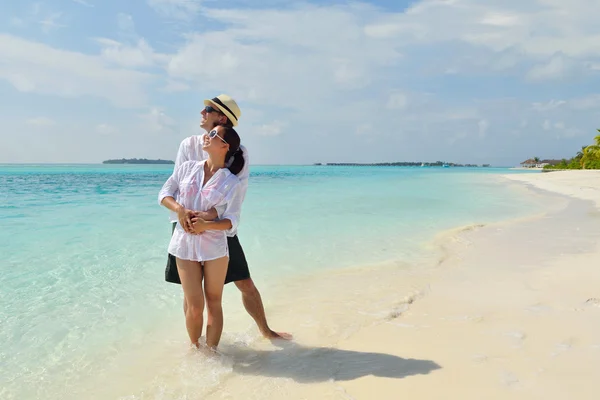 Feliz jovem casal se divertir na praia — Fotografia de Stock