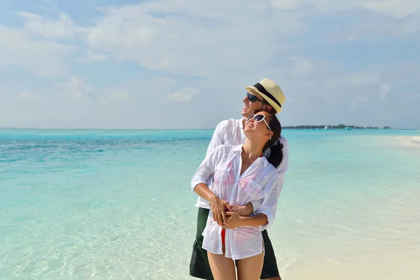 Glückliches junges Paar hat Spaß am Strand — Stockfoto