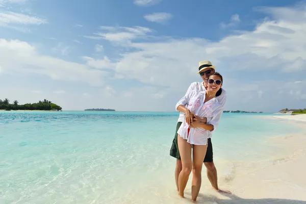 Heureux jeune couple avoir du plaisir sur la plage — Photo