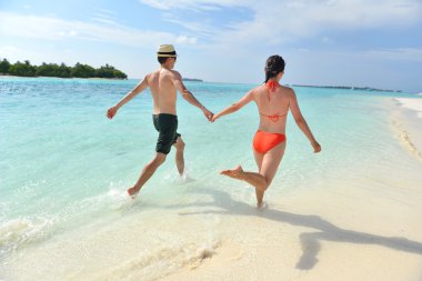 Mutlu genç çift sahilde iyi eğlenceler.