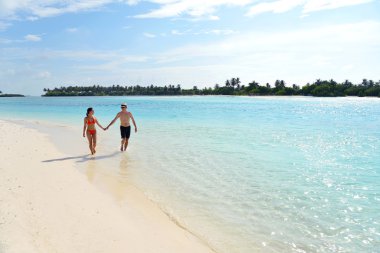 Mutlu genç çift sahilde iyi eğlenceler.