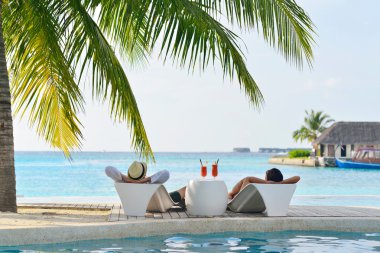 mutlu genç çift rahatla ve taze iç bakalım