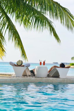 mutlu genç çift rahatla ve taze iç bakalım