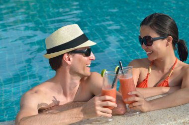 mutlu genç çift rahatla ve taze iç bakalım