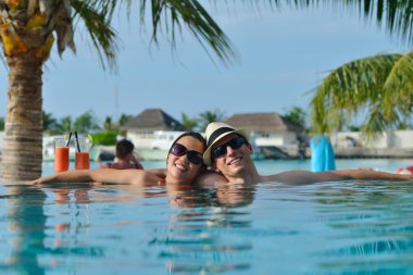 mutlu genç çift rahatla ve taze iç bakalım