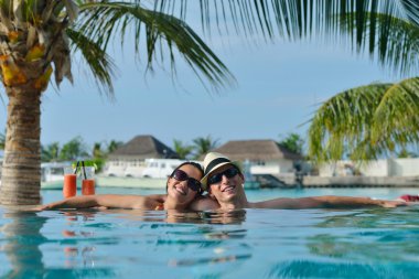 mutlu genç çift rahatla ve taze iç bakalım