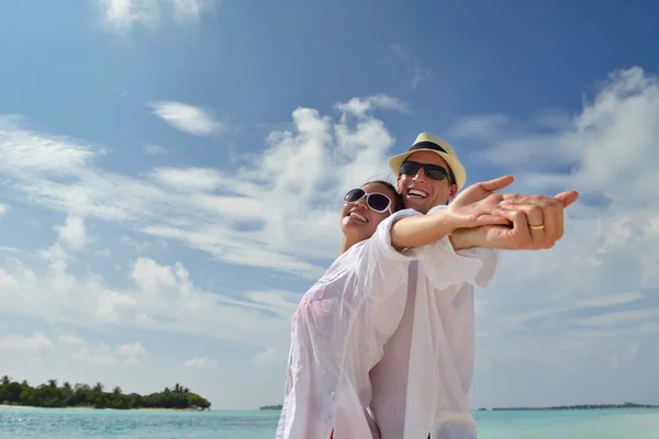 Heureux jeune couple avoir du plaisir sur la plage — Photo