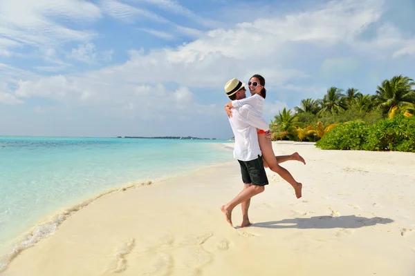 Heureux jeune couple avoir du plaisir sur la plage — Photo