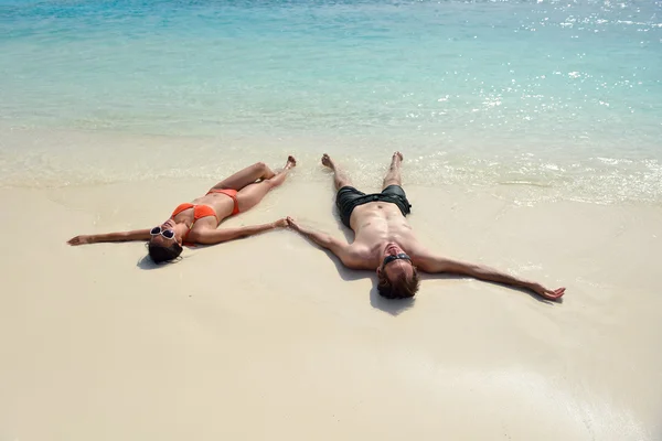 Feliz pareja joven divertirse en la playa — Foto de Stock