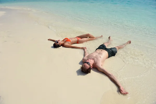 Feliz pareja joven divertirse en la playa — Foto de Stock