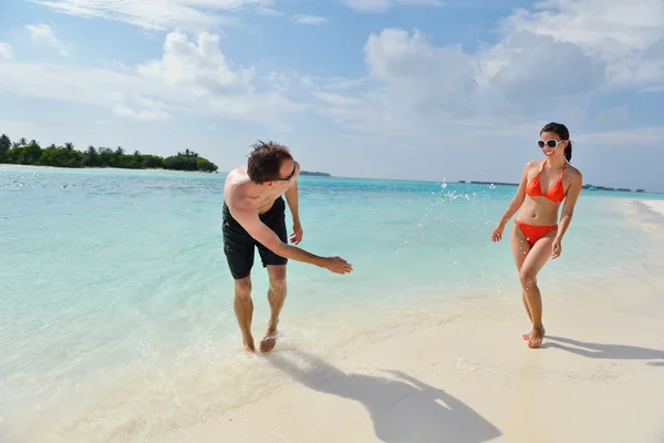 Heureux jeune couple avoir du plaisir sur la plage — Photo