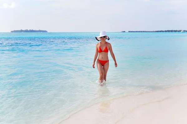 Beautiful girl on beach have fun — Stock Photo, Image