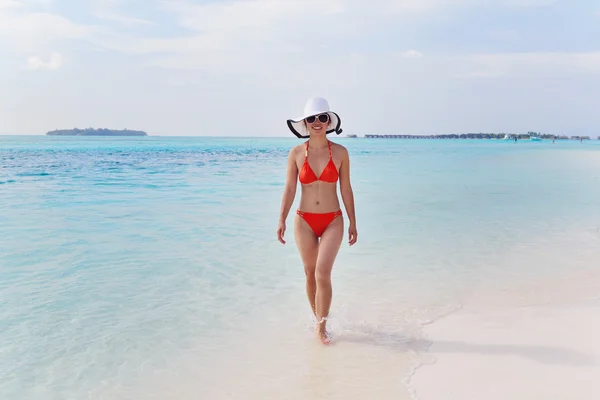 Beautiful girl on beach have fun — Stock Photo, Image