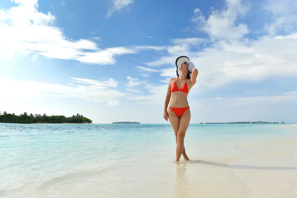 Mooi meisje op het strand plezier — Stockfoto