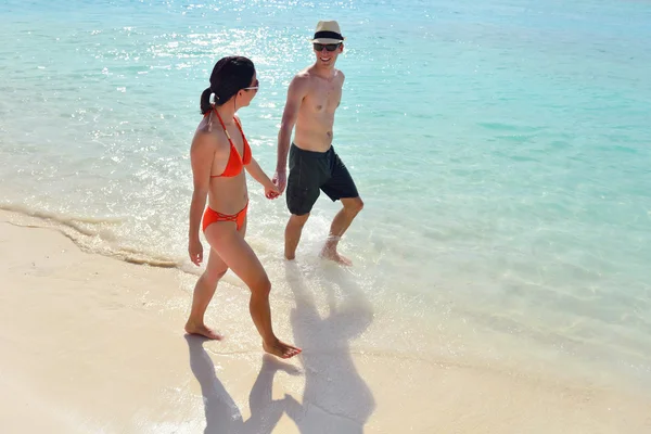 Feliz jovem casal se divertir na praia — Fotografia de Stock