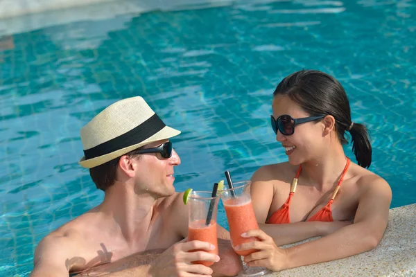 Heureux jeune couple se détendre et prendre une boisson fraîche — Photo