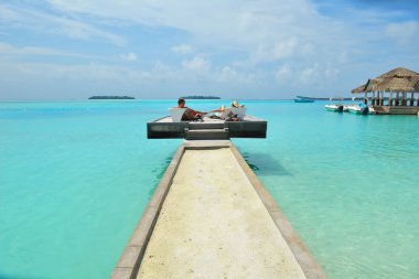 Mutlu genç çift sahilde iyi eğlenceler.