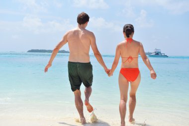 Mutlu genç çift sahilde iyi eğlenceler.