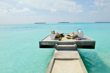 Mutlu genç çift sahilde iyi eğlenceler.