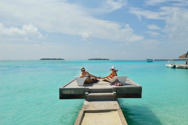 Mutlu genç çift sahilde iyi eğlenceler.