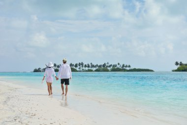 Mutlu genç çift sahilde iyi eğlenceler.