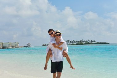 Mutlu genç çift sahilde iyi eğlenceler.