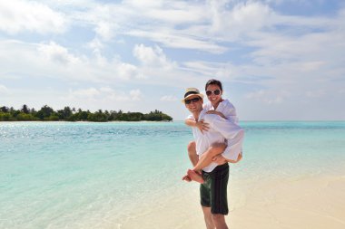 Mutlu genç çift sahilde iyi eğlenceler.