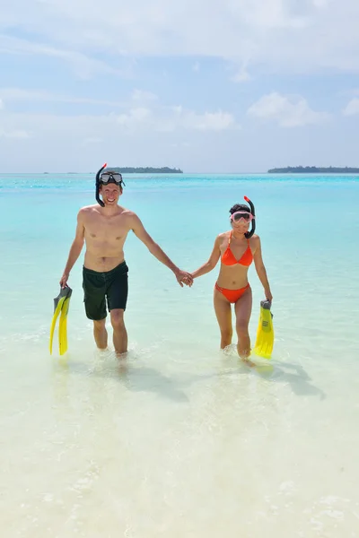 Heureux jeune couple avoir du plaisir sur la plage — Photo