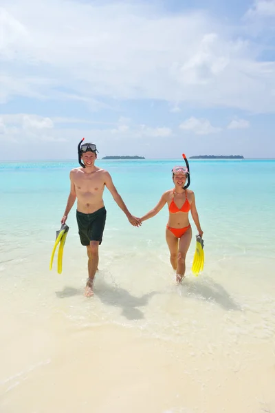 Heureux jeune couple avoir du plaisir sur la plage — Photo