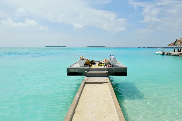 Gelukkig jong paar veel plezier op het strand — Stockfoto