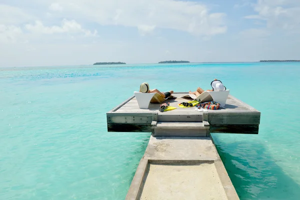 Gelukkig jong paar veel plezier op het strand — Stockfoto