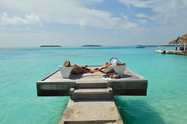 счастливая молодая пара веселится на пляже