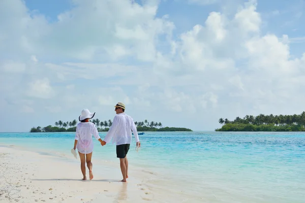 Feliz pareja joven divertirse en la playa — Foto de Stock