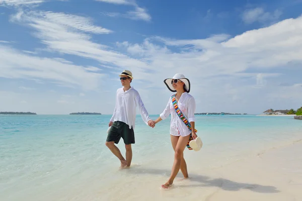 Glada unga par ha kul på stranden — Stockfoto