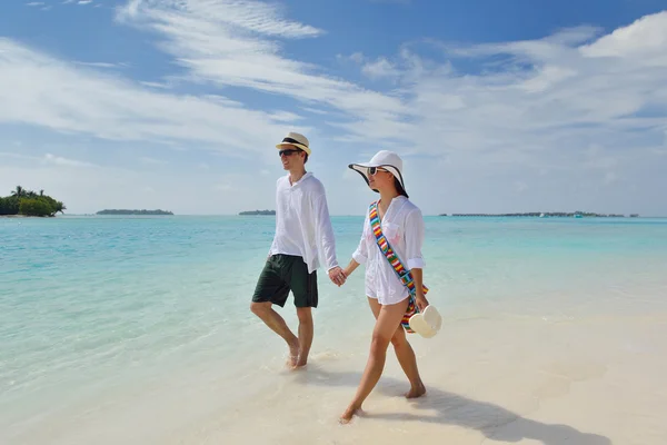 Feliz pareja joven divertirse en la playa —  Fotos de Stock