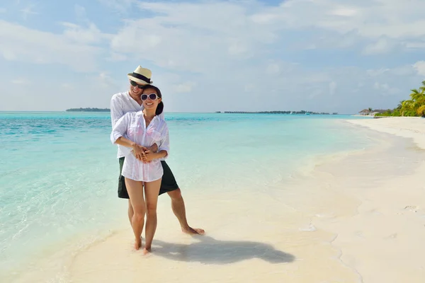 Heureux jeune couple avoir du plaisir sur la plage — Photo