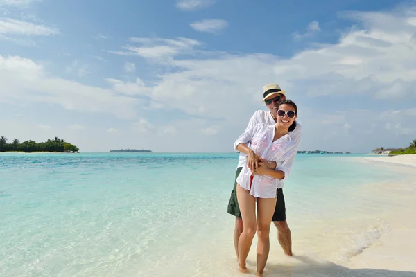 Heureux jeune couple avoir du plaisir sur la plage — Photo