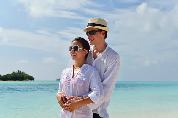 Heureux jeune couple avoir du plaisir sur la plage — Photo