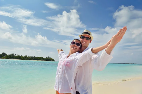 Feliz pareja joven divertirse en la playa — Foto de Stock