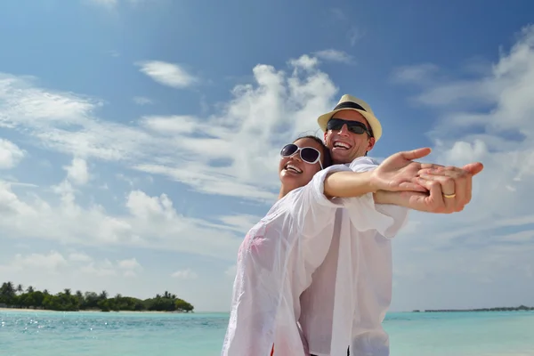 Heureux jeune couple avoir du plaisir sur la plage — Photo