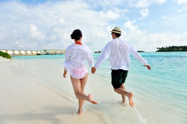 Mutlu genç çift sahilde iyi eğlenceler.