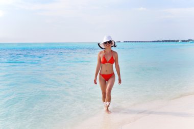 Sahilde güzel kız iyi eğlenceler