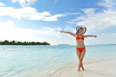 Sahilde güzel kız iyi eğlenceler