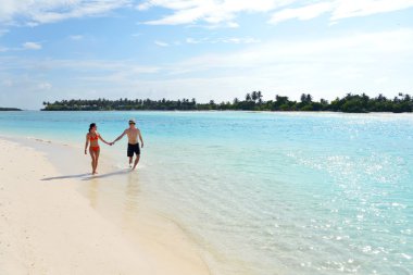 Mutlu genç çift sahilde iyi eğlenceler.